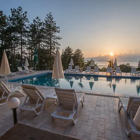 & Tino Sveti Stefan מלון